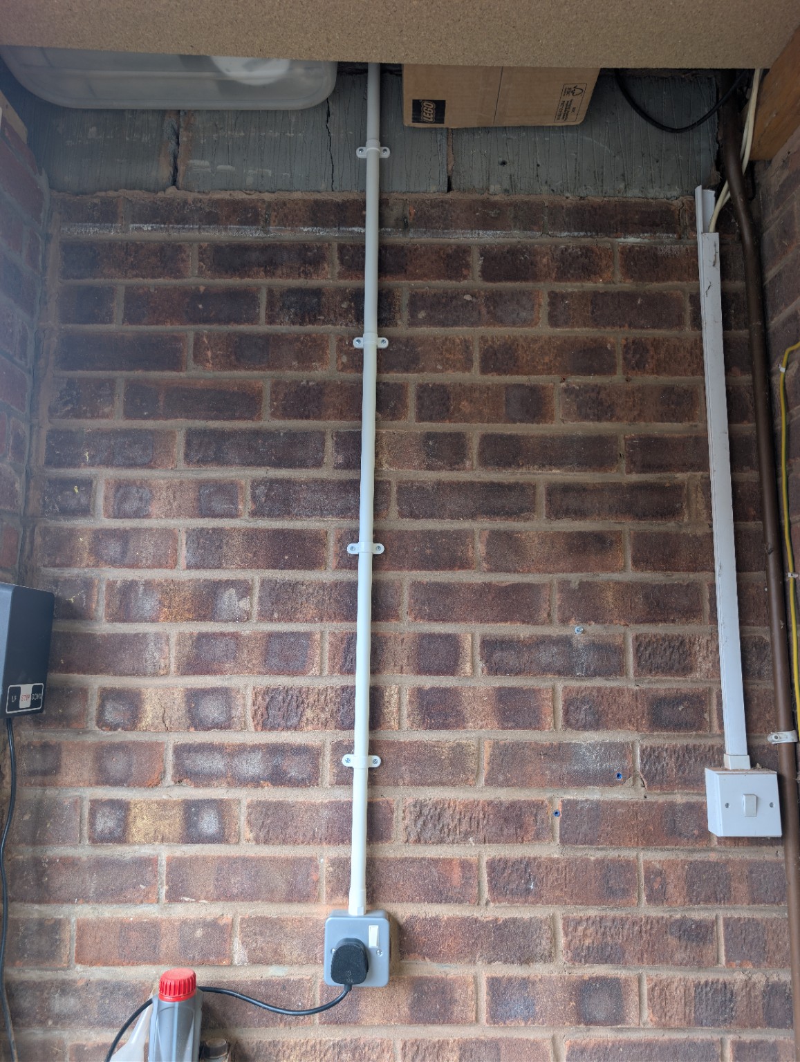 Additional garage sockets with surface-mounted wiring in Perton
